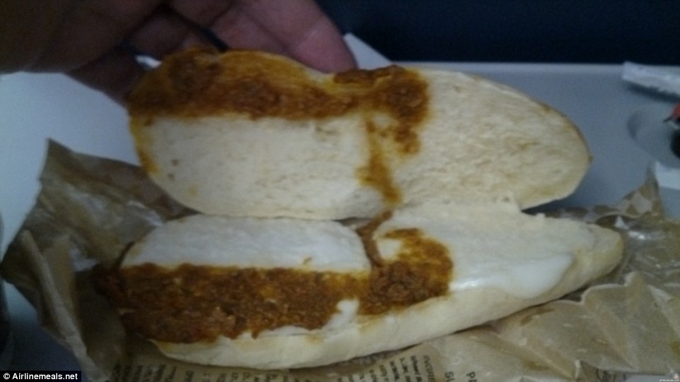 Món bánh sandwich kẹp cà chua của hãng Delta.