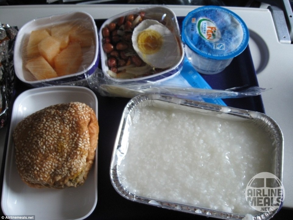 Bữa ăn của hãng China Eastern gồm cháo, trứng muối và lạc rang.