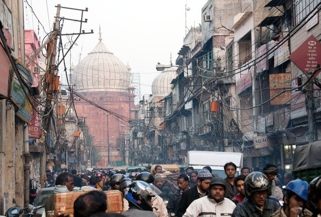 Ấn Độ: Năm 2010 có 2.975 vụ bắt cóc ở Ấn Độ. Nạn nhân bắt cóc phần lớn là trẻ em ở các gia đình trung lưu. Các vụ bắt cóc người lớn thường diễn ra trên đường phố tại các thành phố lớn. Các vụ bắt cóc khách du lịch và người nước ngoài hiếm khi xảy ra. Thông thường tội phạm không giết con tin, số tiền chuộc tương đối nhỏ và có thể thương lượng.