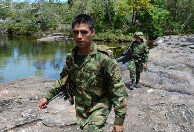 Colombia: 292 vụ bắt cóc được thống kê ở Colombia năm 2013, chủ yếu xảy ra ở các vùng hẻo lánh như các con đường trên núi, rừng rú, sông ngòi và các khu trồng trọt. Khách du lịch cũng có nguy cơ bị bắt cóc tống tiền. Nhóm tội phạm có vũ trang FARC đứng ra chịu trách nhiệm cho 30% trong tổng số 29.000 các vụ bắt cóc trong 40 năm qua. Ngược lại, tình hình khá an toàn ở các thành phố lớn.