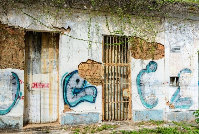 Venezuela: Ước tính có khoảng 2.000 vụ bắt cóc ở nước này mỗi năm. Venezuela được coi là đất nước nguy hiểm nhất châu Mỹ Latin. Thủ đô Caracas là một trong những nơi có tỷ lệ giết người cao nhất thế giới. Nạn nhân bắt cóc thường là người địa phương thuộc tầng lớp trung lưu và thượng lưu với mục đích kiếm tiền chuộc. Hai kiểu bắt cóc phổ biến là bắt cóc “siêu tốc” và bắt cóc giả. Trong các vụ bắt cóc siêu tốc, nạn nhân buộc phải rút tiền ở các cây ATM hoặc mua đồ giá trị bằng thẻ tín dụng tại các cửa hàng. Trong khi đó, bắt cóc giả là cách ngắt dịch vụ điện thoại của nạn nhân, hoặc mượn điện thoại của nạn nhân để gọi điện báo cho gia đình là người thân của họ đã bị bắt cóc.