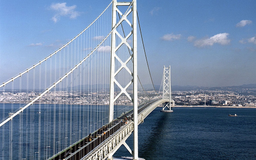 Cầu Akashi Kaikyo (Nhật Bản):  Còn có tên tiếng Anh là Pearl Bridge, đây là cầu treo kiểu kết cấu dây võng bắc qua vịnh Akashi, nối Maiko ở Kobe với Iwaya của đảo Awaji và là một phần trong tuyến đường cao tốc Honshu – Shikoku. Cầu khánh thành ngày 5/4/1998 và là cây cầu treo có nhịp dài nhất thế giới tại thời điểm đó, chiều dài nhịp chính là 1.991m, tổng chiều dài cầu là 3.911m.