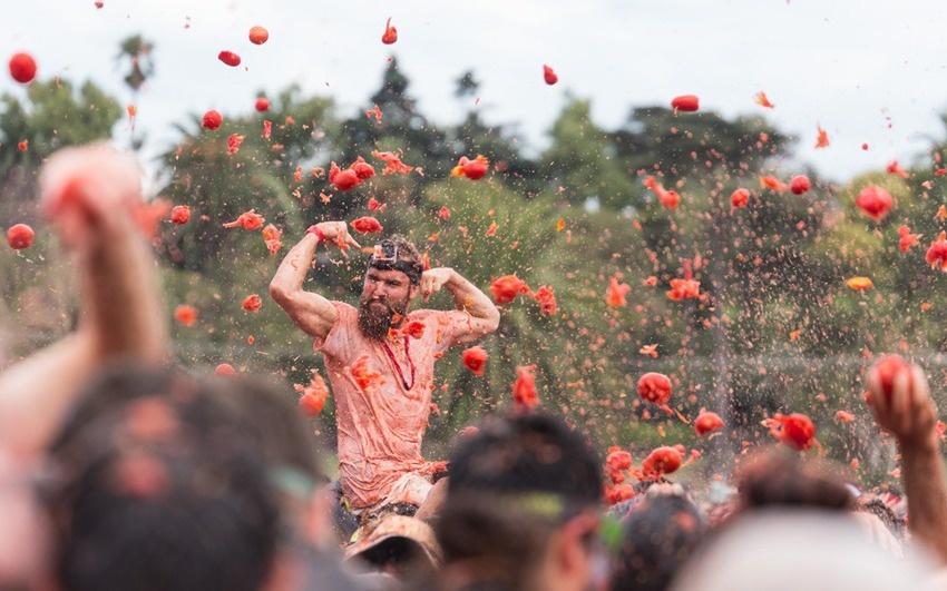 Cuộc chiến ném cà chua La Tomatina bị cấm ở bang Karnataka, Ấn Độ năm 2011 sau khi công chúng phẫn nộ về việc lãng phí thực phẩm.