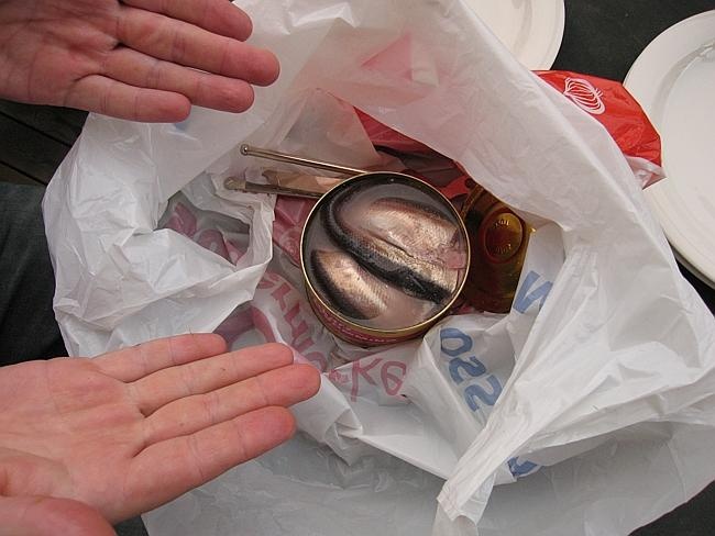 Cá thối Surstromming: Món ăn Thụy Điển này là cá trích Baltic lên men, còn được gọi là cá thối. Cá được bán trong hộp và thường mở bên ngoài sân cho đỡ mùi. Theo một nghiên cứu của Nhật Bản, một hộp cá trích mới mở có mùi thối nhất trong tất cả các loại thực phẩm trên thế giới.