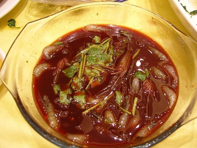 Tôm say rượu: Món ăn phổ biến của người Trung Quốc được làm bằng tôm nước ngọt còn sống ngâm qua trong rượu trước khi ăn.