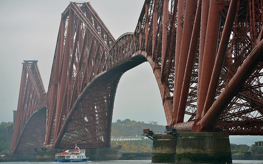 Cầu Forth trong ảnh ở Queensferry, Scotland được đưa vào sử dụng năm 1890 và là cây cầu “nặng ký” nhất thế giới với 54.000 tấn thép, 21.000 tấn bê tông, chiều dài 2.529m. Trải qua hơn một thế kỷ, cầu vẫn “cõng” 200 chuyến tàu mỗi ngày.
