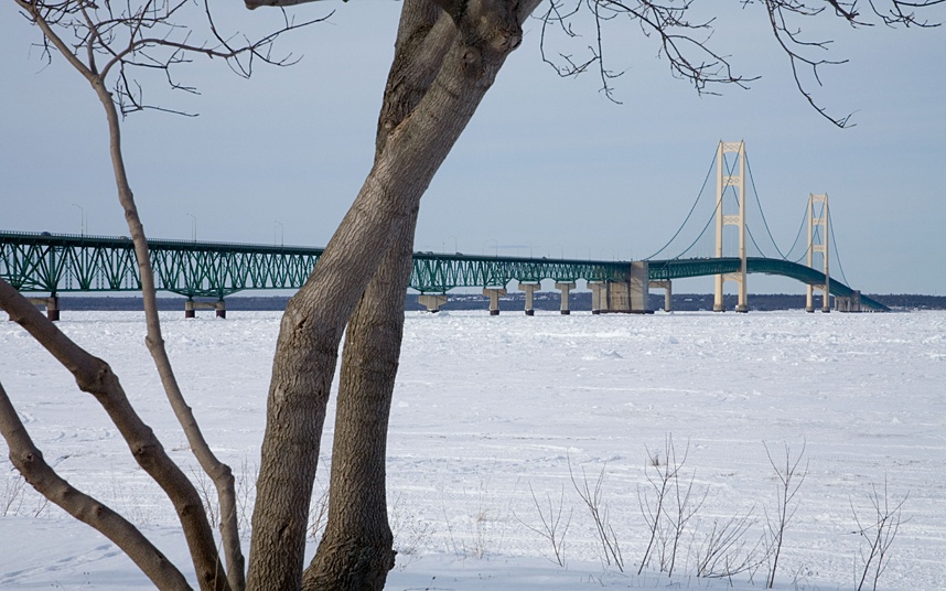 Cầu Mackinac (Mỹ): Cầu dài 2.626m, nối liền Michigan và Peninsula. Được xây từ năm 1939 – 1957, cầu được thiết kế vững chãi để có thể chống chọi trong tình trạng thời tiết khắc nghiệt.