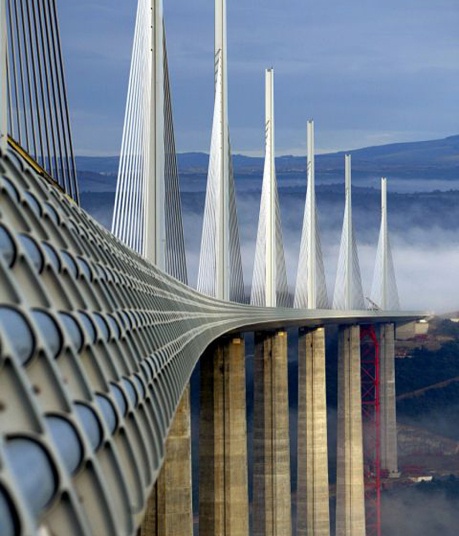 Cầu cạn Millau (Pháp): Cầu dài 2.460m bắc qua thung lũng Tarn gần Millau, miền nam nước Pháp. Cầu do kiến trúc sư Anh Norman Foster và kỹ sư cầu Pháp Michel Virlogeux thiết kế. Cầu là một phần của trục giao thông đường bộ A75-A71 từ Paris đến Béziers. Millau được mệnh danh là cây cầu cao nhất thế giới với đỉnh cao nhất của một cột là 343 m. Đây quả là một kì quan về thiết kế và kiến trúc, phải mất đến 17 năm để hoàn thành, từ việc hình thành ý tưởng, đề xuất và thiết kế.