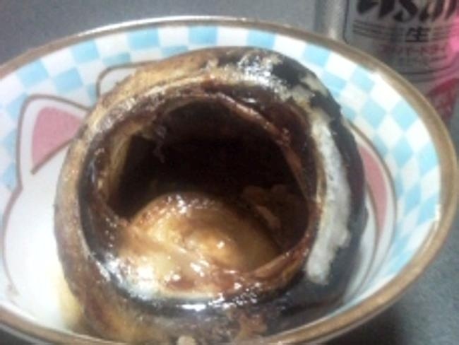 Mắt cá thu: Món ăn này khá rẻ, có thể tìm thấy ở các cửa hàng của Nhật với giá khoảng 17.000 đồng. Vị của món này giống mực, mắt cá bọc trong mỡ cá và chút cơ. Mắt cá thu chỉ cần luộc trước khi ăn.