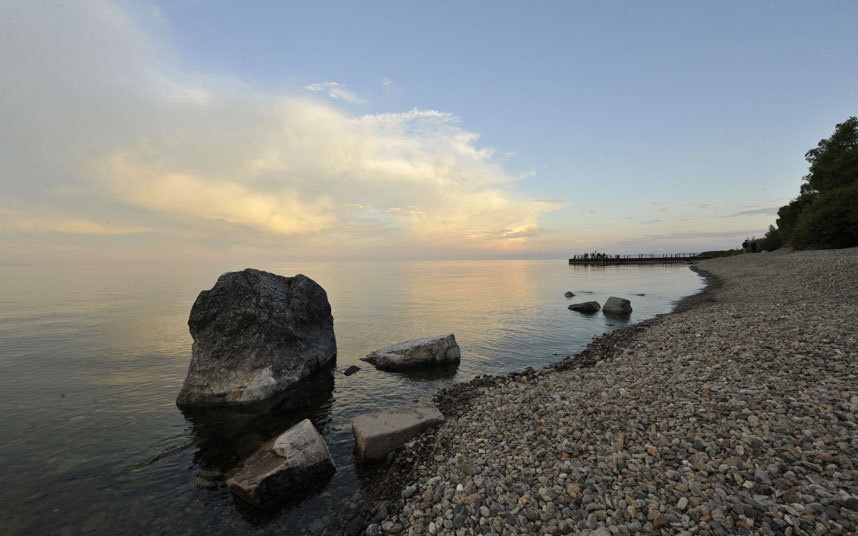 Listvyanka, Nga: Khu nghỉ dưỡng Listvyanka nằm bên bờ hồ Baikal ở Siberia, hồ lớn nhất thế giới. Người Nga thường đến đây nghỉ hè, cắm trại, picnic và chơi các môn thể thao nước. Vào mùa đông, hồ đóng băng và biến thành nơi trượt tuyết với cảnh đẹp ngoạn mục.