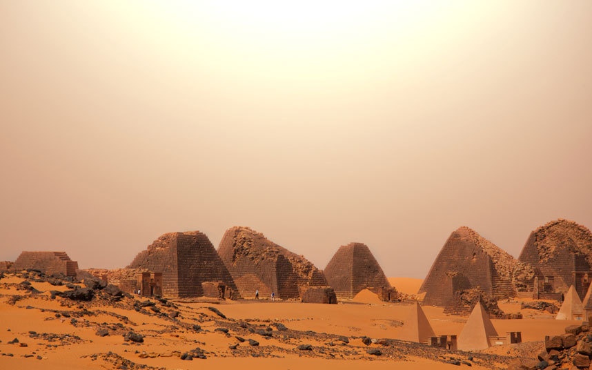 Meroe, Sudan: Người ta cho rằng người Ai Cập cổ đại chỉ xây kim tự tháp tại Ai Cập. Thực tế thì ở thung lũng Nile và vương quốc Nubia có hơn 200 kim tự tháp từ trước công nguyên, Telegraph cho biết. Mặc dù quy mô nhỏ hơn các kim tự tháp ở Giza, nhưng những kim tự tháp này còn nguyên sơ, chưa bị xâm phạm. Các nhà khảo cổ còn khai quật được những bức tượng đồng thời La Mã, các sản phẩm gốm sứ, điêu khắc ở đây. Meroe được UNESCO công nhận là di sản văn hóa thế giới.