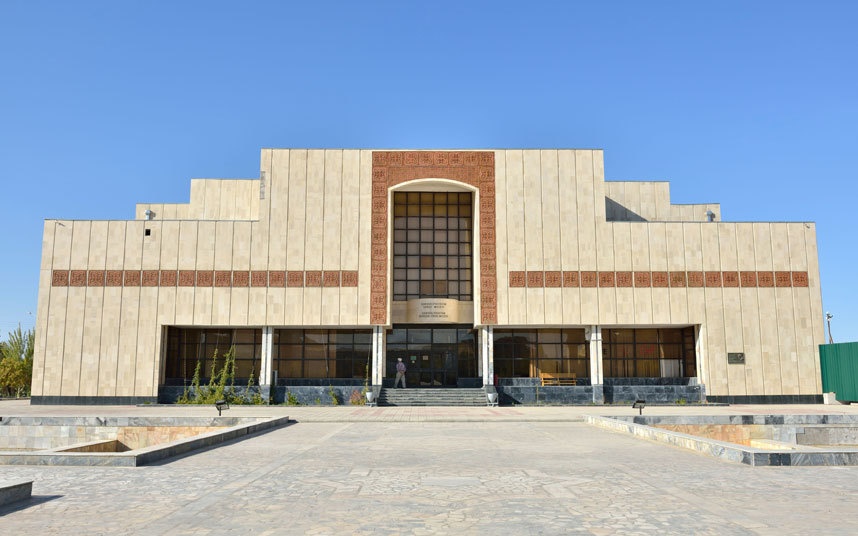 Bảo tàng Nukus, Uzbekistan: Còn được gọi là bảo tàng Nghệ thuật cấm đoán, bảo tàng lưu giữ bộ sưu tập hàng đầu thế giới của thế kỷ 20 như các tác phẩm quan trọng của Sokolov, Komarovskiy và nhóm Amaravella. Công đầu thuộc về người phụ trách bảo tàng Karakalpakstan vào những năm 1960. Ông mua lại các tác phẩm bị cấm của các nghệ sĩ Nga với giá rẻ, thậm chí cho không.