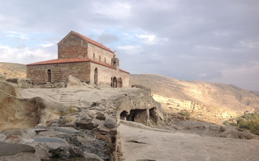 Kakheti, Georgia: Có thể bạn chưa từng nghe đến cái tên Kakheti, nhưng có thể bạn đã nếm sản phẩm nổi tiếng của nó, đó là rượu. Người Georgia bắt đầu làm rượu từ 8.000 năm trước với kỹ thuật truyền thống. Ở Kakheti có thành phố đá Uplistiske 3.000 tuổi với công nghệ làm rượu công nghiệp quy mô lớn.