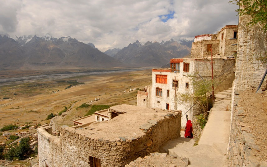 Zanskar, Ấn Độ: Zanskar là một trong những vùng xa xôi hẻo lánh tuyệt đẹp trên dãy Himalaya. Để đến được Zanskar phải mất 2 ngày lái xe vào mùa hè và 1 tuần vượt sông đóng băng vào mùa đông. Đây là quê hương của những tu viện cổ, pháp đài và cung điện hoang tàn mà ít du khách có dịp đặt chân tới.