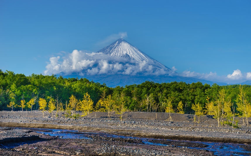 Kamchatka, Nga: Bán đảo xa xôi vùng đông bắc Nga là bảo tàng tự nhiên với gần 300 núi lửa, 29 trong số đó vẫn còn hoạt động, khu bảo tồn thiên nhiên Kronotsky cùng vô vàn các dòng suối nước nóng.