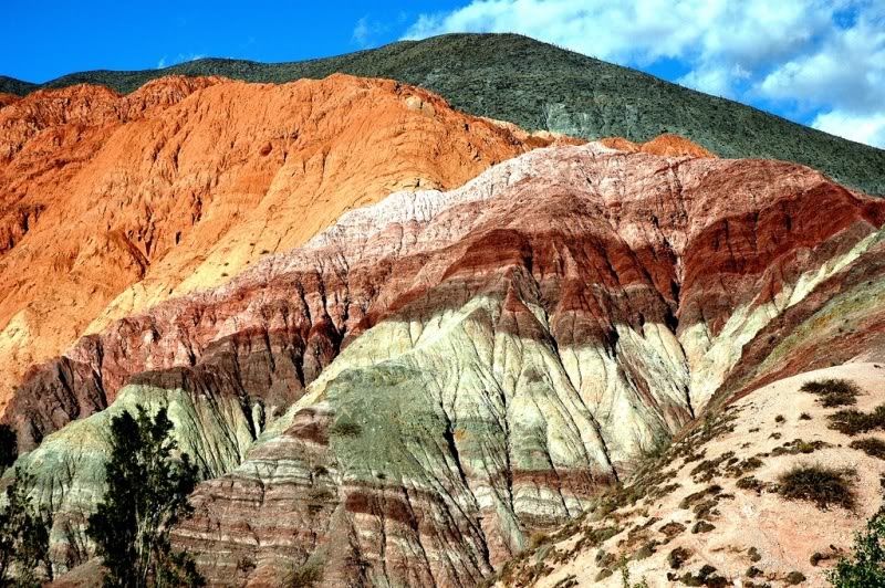 Cerro de los Siete Colores, Argentina: Phía bắc Argentina có đồi 7 màu, thuộc dãy núi Quebrada de Humahuaca. Màu sắc cầu vồng độc đáo của đá là do tương tác của nhiều lớp trầm tích biển và chuyển động kiến tạo trong 400 triệu năm qua. Thời điểm màu sắc rực rỡ nhất trong ngày là lúc bình minh.