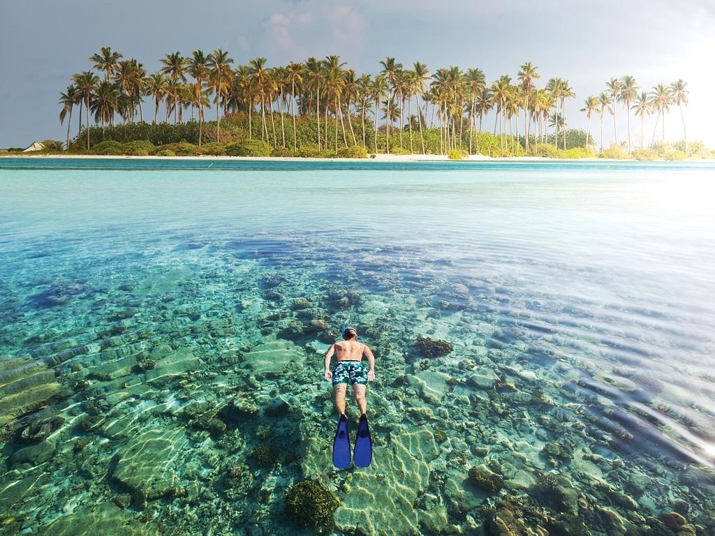 Đất nước phẳng nhất thế giới – Maldives: Mức đất tự nhiên ở Maldives chỉ cao 2,3m so với  mực nước biển. Với khí hậu ôn hòa và là vùng biển ấm quanh năm, các quần đảo tạo thành một hệ sinh thái có hệ động vật biển phong phú với những vỉa san hô kéo dài như bất tận.