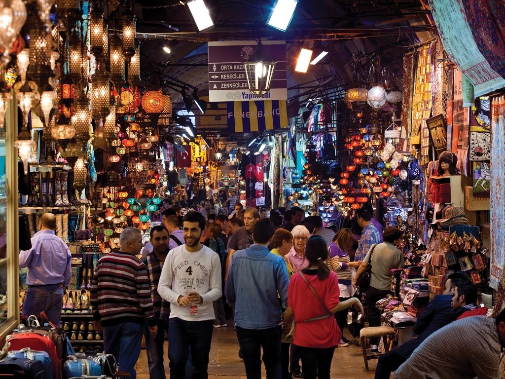 Chợ lâu đời nhất thế giới - Grand Bazaar, Istanbul, Thổ Nhĩ Kỳ: Từ đầu thế kỷ 17, tổng số các cửa hàng trong Grand Bazaar đã lên tới khoảng 3.000. Grand Bazaar có 21 cánh cổng trổ ra 60 đường phố có mái che. Dưới mái che là một mê cung đầy màu sắc của những món hàng thủ công mỹ nghệ, gia vị, đồ gốm, đồ đồng, phụ kiện bằng da, thảm thủ công sặc sỡ.