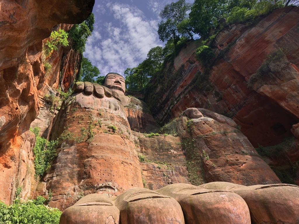 Tượng Phật lớn nhất thế giới - Lạc Sơn Đại Phật (Tứ Xuyên, Trung Quốc): Tượng được chạm khắc trực tiếp vào vách đá Thê Loan của núi Lăng Vân, nằm ở đoạn hợp lưu của ba con sông Mân Giang, Đại Độ và Thanh Y. Tượng mô tả Phật Di Lặc (Maitreya hay Bodi Sattra) ở tư thế ngồi có chiều cao 71 m, riêng các ngón tay có độ dài tới 3 m. 