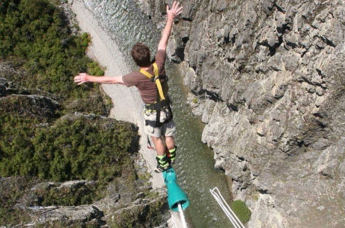 Nevis Highwire Bungy: Queenstown, New Zealand: Xe buýt đưa du khách qua những con đường lộng gió hẹp để đến khu nhảy bungee nằm lọt giữa các hẻm núi. Ở đây, du khách được đưa vào lồng cáp treo để di chuyển tới độ cao 134m và nhảy từ vị trí này.