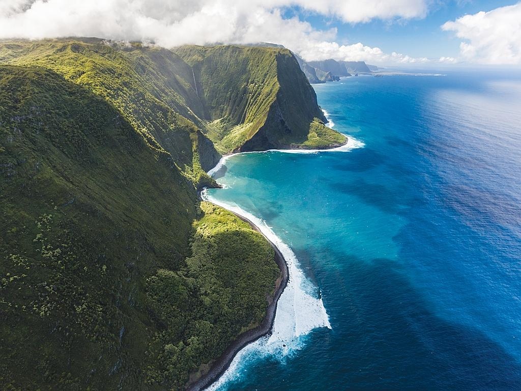 Vách đá ven biển cao nhất thế giới - Molokai, Hawaii: Vách đá xanh rì này có độ cao 1.150 m trên mực nước biển.
