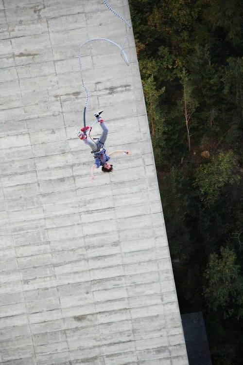 Europabrücke, Innsbruck, Áo: Cầu Europabrücke bắc qua sông Sill trên tuyến đường nối giữa Áo và Italy. Du khách có thể thưởng thức phong cảnh tuyệt đẹp của dãy núi Alps trước khi nhảy xuống từ độ cao 192m trên thung lũng Wipp.
