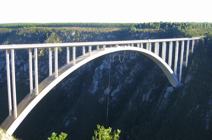 Cầu Bloukrans, Tsitsikamma, Nam Phi: Các tên tuổi như Kelly Slater, hoàng tử Harry, và Andy Irons đặc biệt yêu thích địa điểm nhảy bungee với độ cao 216m này. Đây được coi là nơi nhảy bungee đầu tiên ở châu Phi. 