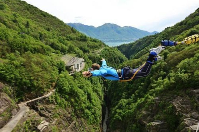 Đập Verzasca, Tinco, Thụy Sỹ: Đấp cao 220 mét là địa điểm nhảy bungee thu hút rất nhiều du khách sau cảnh nhảy xuống của James Bond trong bộ phim GoldenEye.