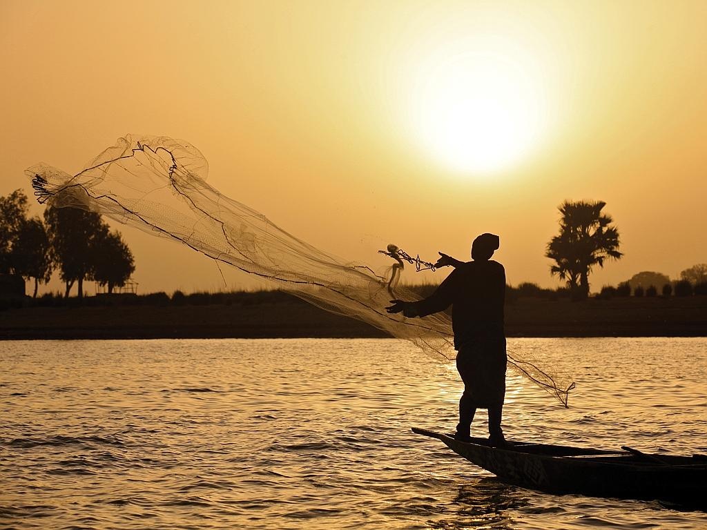Sông sâu nhất thế giới - sông Congo, Congo: Sông đổ ra Đại Tây Dương, nơi sâu nhất là 220 m, chiều dài 4.700 km. Sông Congo cũng là một trong những con sông có lưu vực và lưu lượng nước lớn nhất thế giới. Lưu vực sông có diện tích 3.680.000 km², vào mùa nước lớn, sông có lưu lượng khoảng 41.800 m³ mỗi giây. 