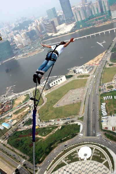  Nhảy từ tháp AJ Hackett Macau: Tháp Macau là một trong những điểm nhảy bungee nổi tiếng nhất thế giới ở độ cao 233m. Tháp được thiết kế bởi kiến trúc sư nổi tiếng người New Zealand Gordon Moller, được hoàn thành vào tháng 12/2001.