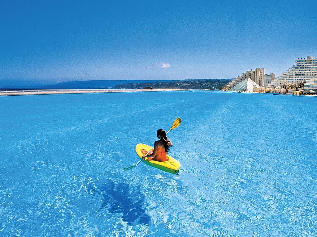 Hồ bơi rộng nhất thế giới - San Alfondo Del Mar, Chile: Hồ bơi có diện tích 2.000m2, chứa tới gần 300.000m3 nước, nằm trên một bờ biển hướng ra Thái Bình Dương. 