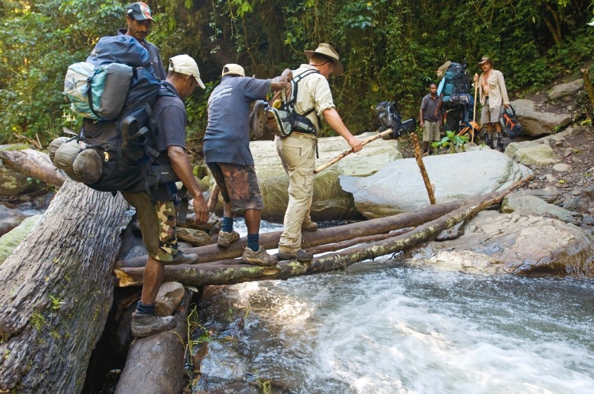Kokoda Track, Papua New Guinea: Con đường có ý nghĩa lịch sử bởi đây là nơi diễn ra trận đánh giữa quân Nhật Bản và Australia trong chiến tranh thế giới thứ 2. Cung đường mất 4 – 10 ngày để hoàn thành. Du khách phải đối mặt với các bệnh nhiệt đới, sốt rét, các loại côn trùng, động vật hoang dã và các loài cây độc.