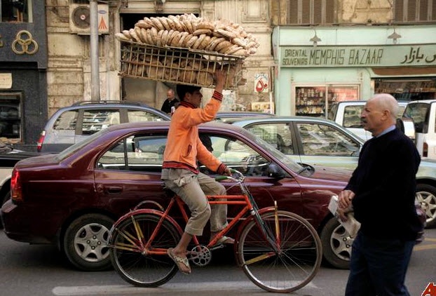 Cairo: Ở Cairo rất hiếm khi có vạch qua đường cho người đi bộ hoặc đèn giao thông, nếu có thì người ta cũng lờ đi. Bởi vậy bạn phải lựa tình hình mà có quyết định phù hợp.