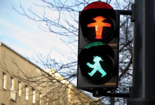 Đức/Vienna/ Seattle: Ở các thành phố này, người ta chỉ qua đường ở các vạch dành cho người đi  bộ và không bao giờ vượt đèn đỏ. Thói quen tôn trọng luật lệ giao thông này có lẽ xuất phát từ hai nguyên nhân, một là cách giáo dục từ khi trẻ sinh ra, hai là cảnh sát luôn sẵn sàng ghi vé phạt.