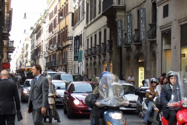 Rome: Người Rome chỉ dừng xe vì hai lý do: khi có các bà xơ và khi phải trả lời điện thoại của mẹ. Bởi vậy, lúc qua đường, bạn chỉ cần bước khỏi lề đường, bước chậm nhưng thật đều, và dòng xe đang chạy sẽ tự động điều chỉnh theo bạn. Lúc đầu bạn có thể phát hoảng, nhưng rồi sẽ quen dần. Còn nếu vẫn đang chần chừ thì tốt nhất bạn nên đi theo một người bản địa đang qua đường.