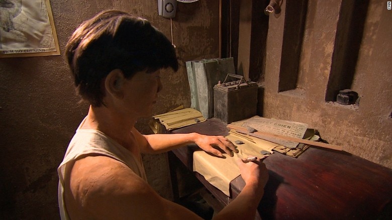 Nhà sử học Tim Doling giải thích về sự thay da đổi thịt của TP HCM và đưa chúng tôi đi thăm di tích lịch sử ngay giữa thành phố. Sau đó chúng tôi đi thăm Củ Chi. Từ TP HCM đi Củ Chi mất 1,5 tiếng đồng hồ. Đây là hệ thống hầm ngầm rộng lớn được dùng làm nơi trú ẩn trong thời gian chiến tranh, được xây dựng năm 1952.