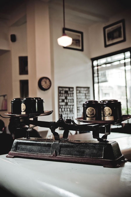 L’Usine: Nằm trong một tòa nhà cổ thời Pháp, L’Usine là một nơi vừa là nhà hàng, vừa là shop thời trang. Du khách nên chọn chỗ ngồi ở ban công của quán, nhìn ra nhà hát thành phố rất đẹp.