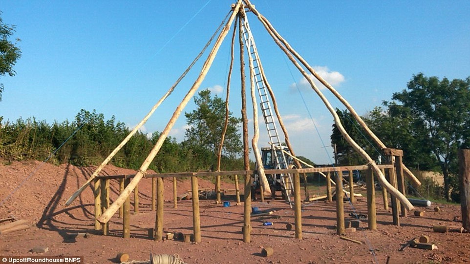 Charles quyết định biến ước mơ thành hiện thực bằng cách xây dựng nhà nghỉ Upcott Barton, sử dụng nguyên liệu có sẵn trong trang trại của gia đình.