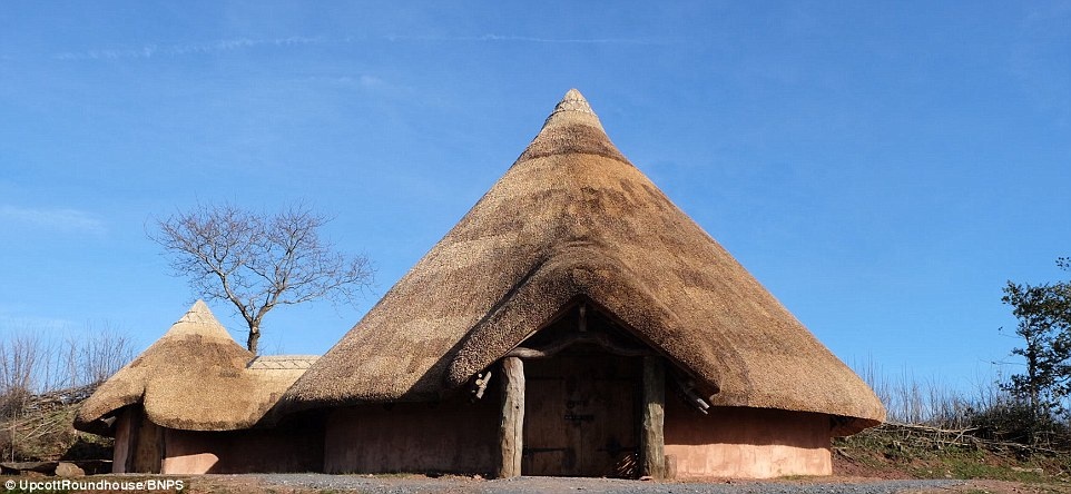 Dự án được gia đình ủng hộ, với vợ anh Iona, 42 tuổi, cùng các con Hedley, 23 tuổi, Lizzie, 21 tuổi, May, 18 tuổi, và Charity, 14 tuổi. Họ mất 6 tháng với tổng cộng 2.500 giờ làm việc để dựng ngôi nhà. 