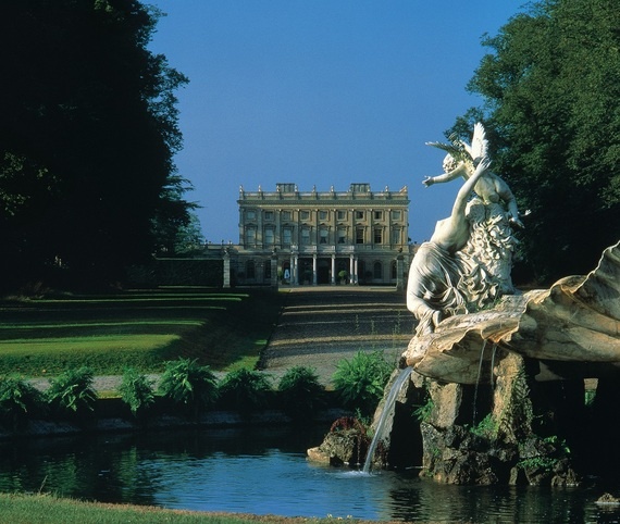 6. Cliveden House, Taplow, Anh: Là địa danh tôn vinh quyền lực và chính trị trong hơn 300 năm, Cliveden Housse là một trong những khách sạn sang trọng nhất thế giới với giá trị truyền thống và lịch sử phong phú. 