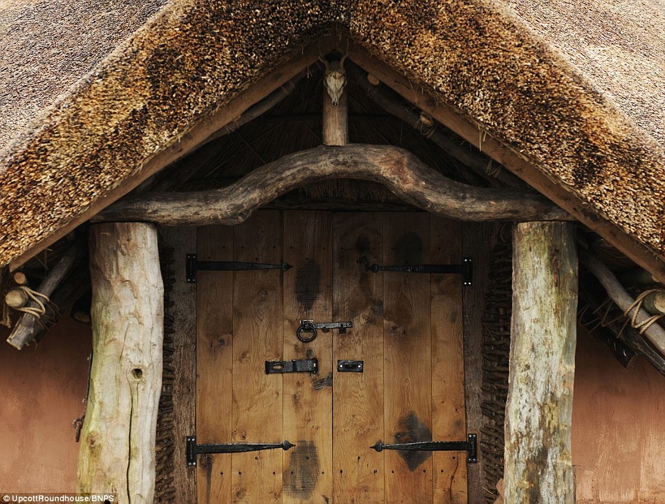 Tường  được Charles và con trai anh là Hedley làm bằng cát và vôi. 