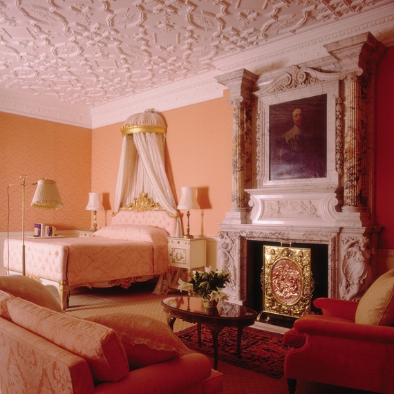 Mỗi căn phòng được trang trí bằng những món đồ cổ vô giá và được đặt theo tên của những vị khách nổi tiếng như Winston Churchill và Charlie Chaplin.