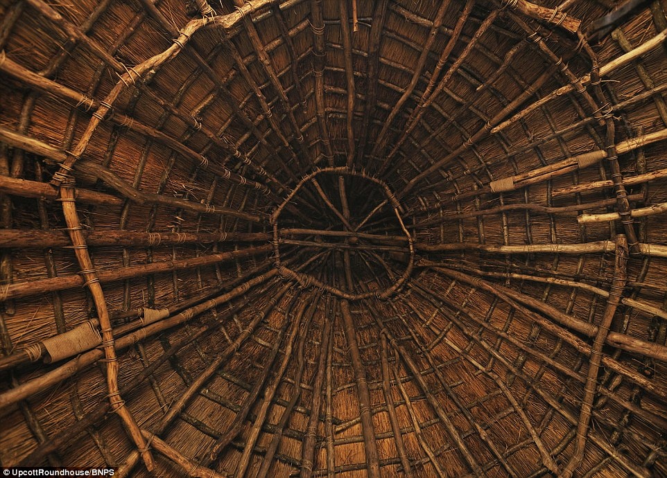 Mái nhà lợp bằng 6 tấn sậy nước, dày 36 cm.