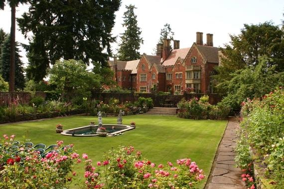 1. Lâu đài Thornewood, Lakewood, Washington: Tòa lâu đài mang đặc phong cách Anh trên đất Mỹ, với phong cách Tudor Gothich, còn được gọi là lâu đài tình yêu. Chủ lâu đài là Chester Thorne, xây tặng người vợ yêu Anna. Năm 1907, Chester mua dinh thự Elizabethan 400 năm tuổi ở Anh, rồi dỡ ra và vận chuyển từng viên gạch từ Anh về Mỹ để xây lâu đài Thornewood. Họ mất 3 năm để hoàn thành lâu đài.