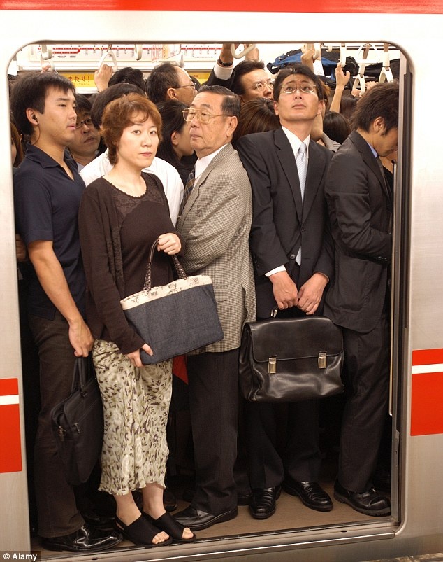 Công chức Nhật Bản chen chúc trong các tàu điện ngầm.