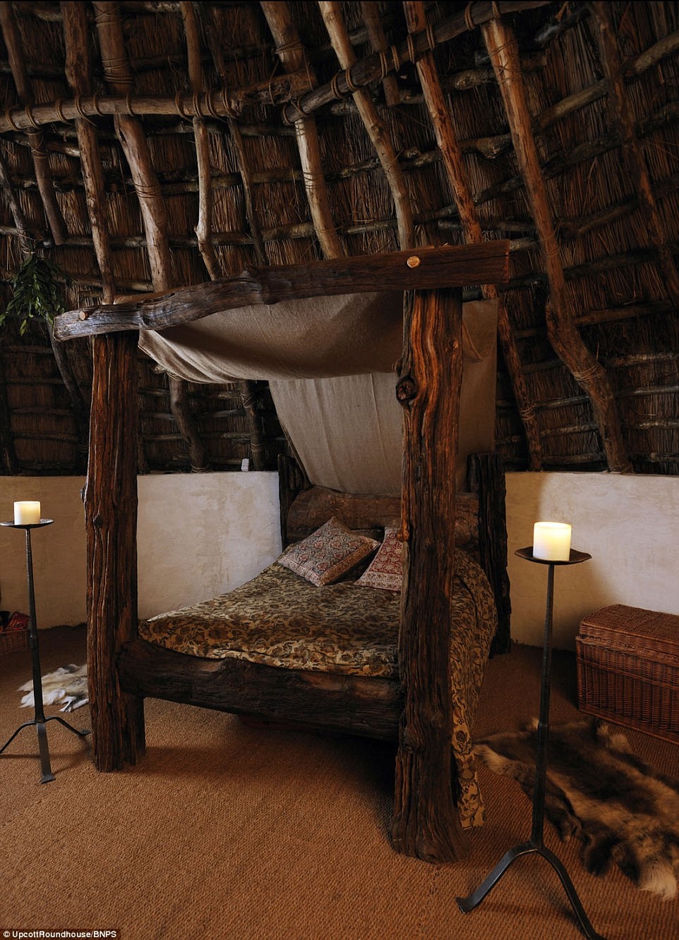 Túp lều có thể chứa từ 2 – 10 khách, với các bữa ăn được cung cấp đầy đủ nếu khách ngại nấu trực tiếp trên bếp củi.