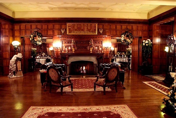 Lâu đài Thornewood rộng 8.230m2, gồm 54 phòng, trong đó có 22 phòng ngủ và 22 phòng tắm.