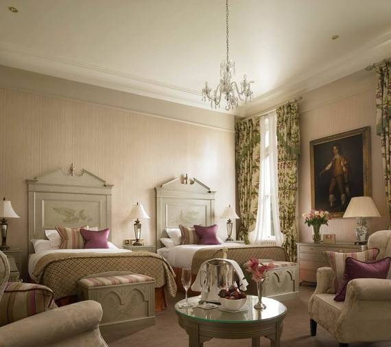 Dromoland có những dãy phòng nữ hoàng Anne bề thế, tiền nghi, đồ ăn cao cấp với đầy đủ những đồ dùng đẳng cấp nhất. 