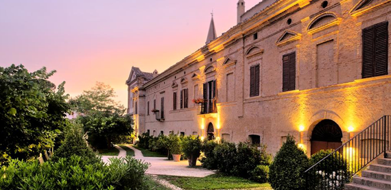 4. Castello di Semivicoli, Abruzzo, Italy: Ở lâu đài này, các nàng Lọ Lem có thể chiêm ngưỡng biển Adriatic xanh thẳm từ đỉnh đồi với những vườn nho xanh tươi.