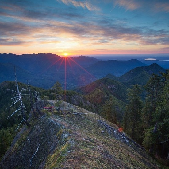 Ngủ ngoài trời trên lều võng là ước mơ của nhiều du khách ưa cảm giác mạnh.